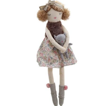 בובת ילדה עם תלתלים וחתול