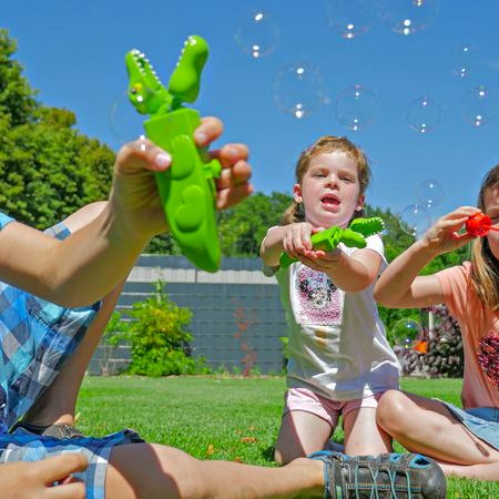 בועות סבון - תנין תופס בועות